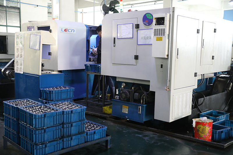 如何同步万向轴的输出和输入